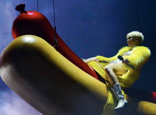 Η Miley Cyrus καβάλησε το… hot dog!