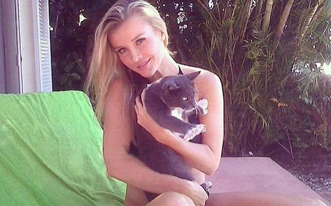 Η Joanna Krupa παίζει με το γατάκι της