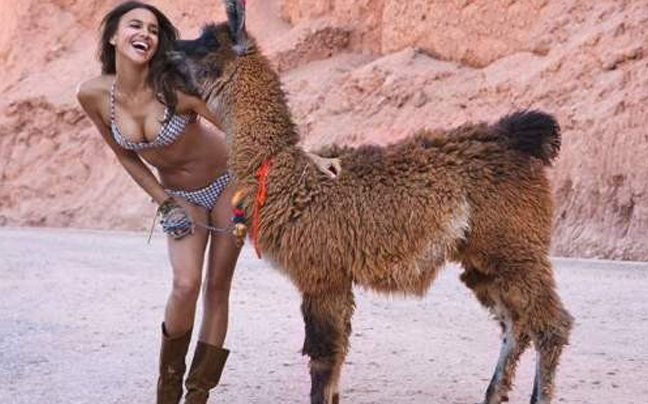 Η Irina Shayk ποζάρει αγκαλιά με ένα… λάμα!