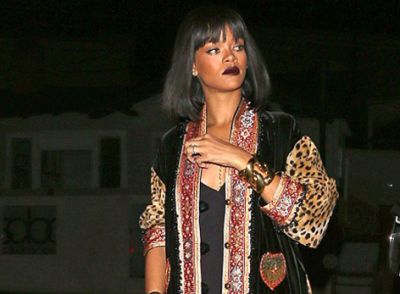 Η Rihanna βγήκε με τη&#8230; ρόμπα της