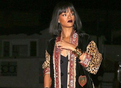 Η Rihanna βγήκε με τη… ρόμπα της