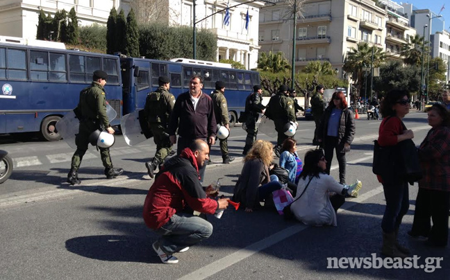 Καθιστική διαμαρτυρία σχολικών φυλάκων