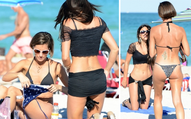 Η Claudia Romani σε καυτές πόζες στην παραλία