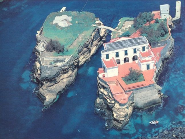 Το στοιχειωμένο νησί στον κόλπο της Νάπολης