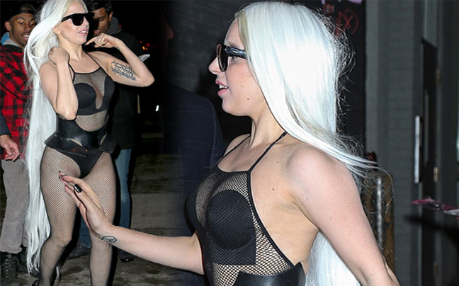 Έβγαλε τα ρούχα της και βγήκε βόλτα η Lady Gaga!