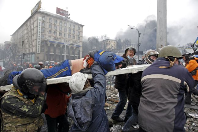 «Να αποσύρει αμέσως τις δυνάμεις ασφαλείας από το κέντρο του Κιέβου»