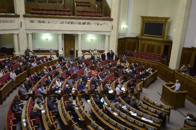 Το ουκρανικό κοινοβούλιο ψήφισε υπέρ της επιστροφής στο σύνταγμα του 2004