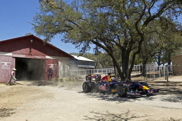 H Red Bull εντυπωσιάζει εντός και… εκτός πίστας