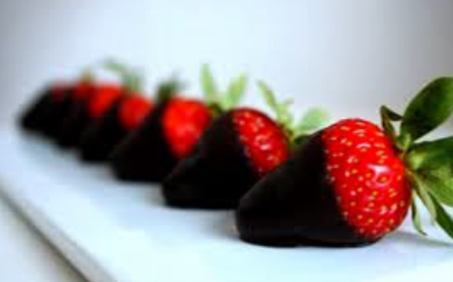 Σοκολατάκια με φρέσκες φράουλες και σαμπάνια