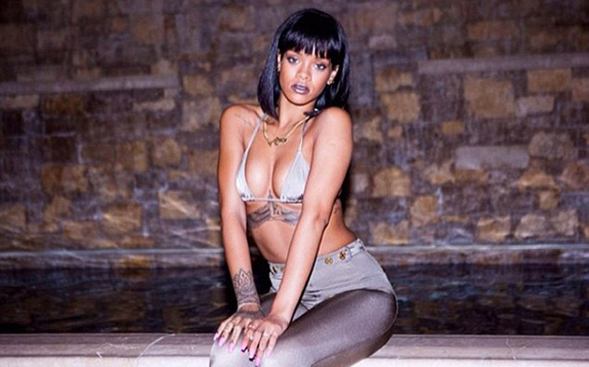 Νέες καυτές πόζες της Rihanna από το Άσπεν