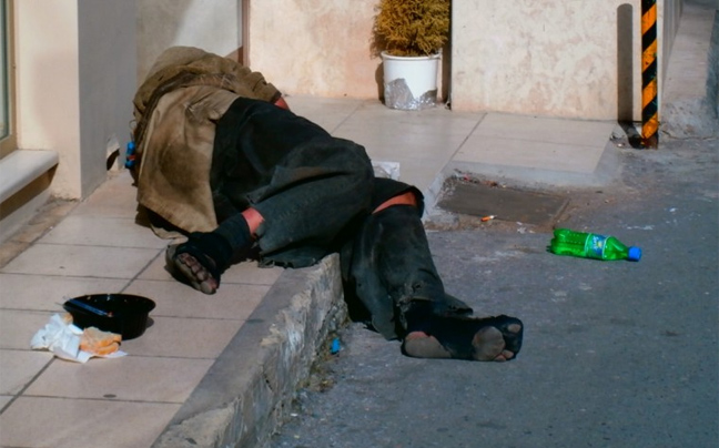 Άστεγος κοιμάται στους δρόμους του Ηρακλείου