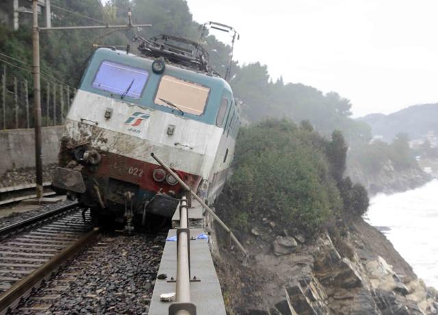 Απομακρύνθηκε το τραίνο που «κρεμόταν» πάνω από γκρεμό στην Ιταλία