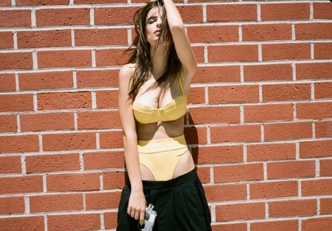 Η Emily Ratajkowski κυκλοφορεί και… οπλοφορεί