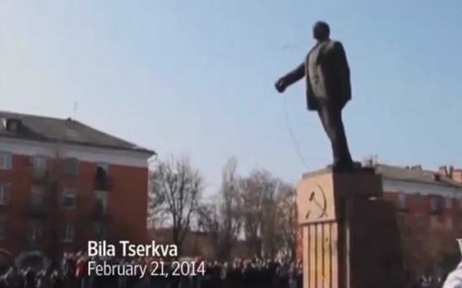Δεκάδες αγάλματα του Λένιν «ξηλώνουν» Ουκρανοί