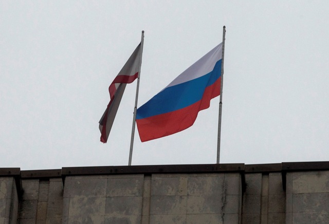 Ρωσικές δυνάμεις έθεσαν υπό τον έλεγχό τους εγκαταστάσεις στη δυτική Κριμαία
