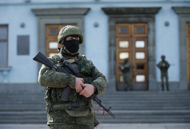 Εξουσιοδότηση να χρησιμοποιήσουν τα όπλα τους έλαβαν οι Ουκρανοί στρατιώτες