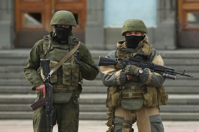 Ένοπλοι απέκλεισαν μονάδα της ουκρανικής συνοριοφρουράς στην Κριμαία