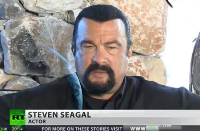 Ο… Steven Seagal ερμηνεύει την κρίση στην Ουκρανία