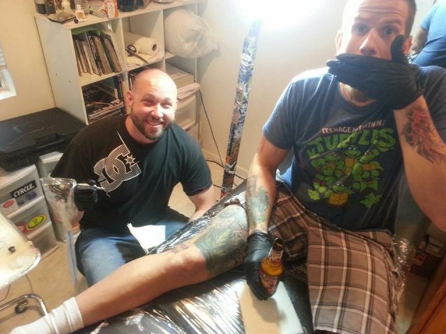 Τυφλός σε ρόλο tattoo artist