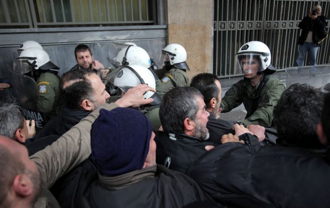 Καταδικάζει τα επεισόδια στο κέντρο το ΚΚΕ