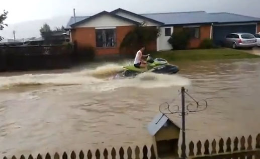 Πλημμύρα; Ευκαιρία για jet ski