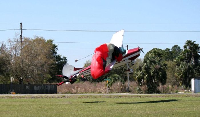 Skydiver τρακάρει με αεροπλάνο