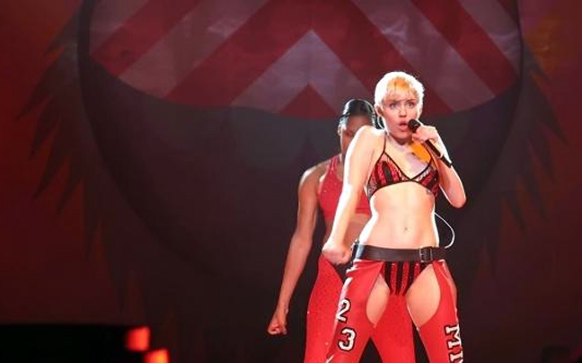 Η Miley Cyrus&#8230; υποχρεώθηκε να τραγουδήσει με τα εσώρουχα!