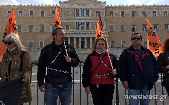 Καθηγητές αλυσοδέθηκαν έξω από τη Βουλή!