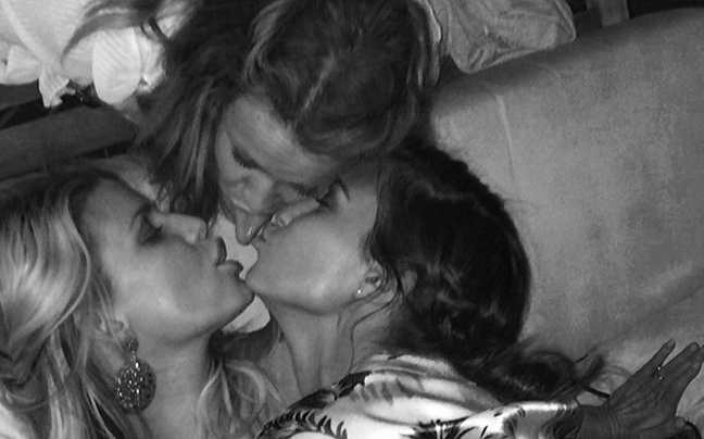 Tα κορίτσια ξενυχτάνε μ&#8217; ένα&#8230; μυστικό!