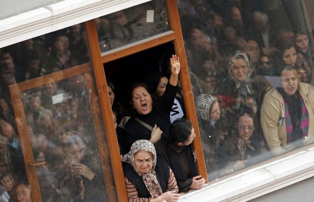 Κοσμοσυρροή για την κηδεία του 15χρονου Τούρκου