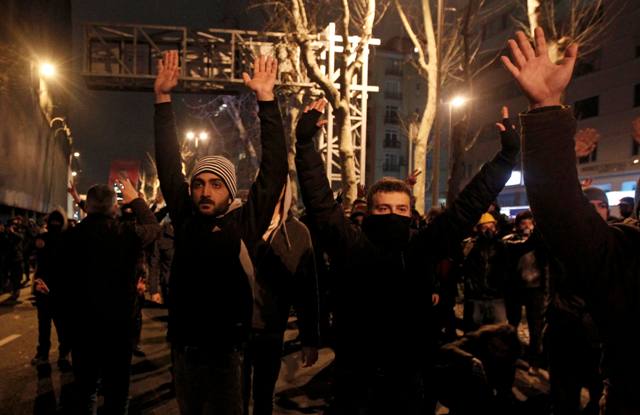 Ολονύχτιες συγκρούσεις σε Άγκυρα και Κωνσταντινούπολη