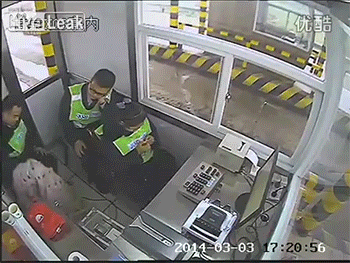 Άνοιξε η γη και τον κατάπιε