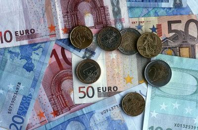 «Η νομισματική πολιτική της ΕΚΤ ενισχύει το ευρώ»