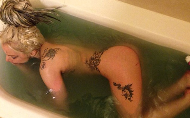 Η Lady Gaga γυμνή στη μπανιέρα της