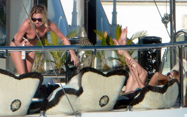Διακοπές και χαλάρωση για την Kate Moss