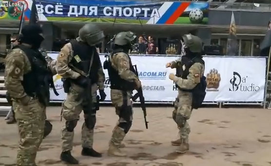 Ρώσοι στρατιώτες το ρίχνουν στο χορό
