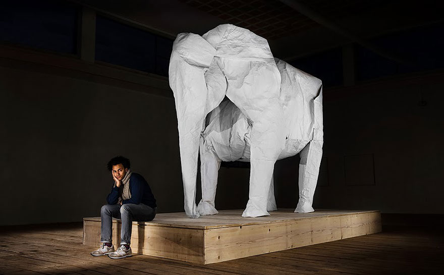 Δημιουργώντας ένα ελέφαντα με ένα κομμάτι χαρτί