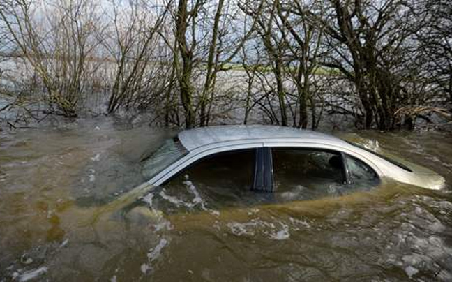 Πωλητήριο στο αυτοκίνητο- σύμβολο των πλημμυρών στο Σόμερσετ