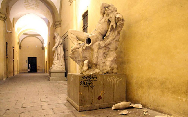 Έσπασε ελληνορωμαϊκό άγαλμα για να βγάλει μια selfie