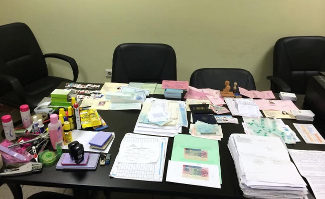 Εργαστήριο κατασκευής πλαστών ταξιδιωτικών εγγράφων εντοπίστηκε στην Καλλιθέα