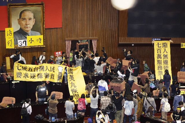 Διαδηλωτές κατέλαβαν τη Βουλή της Ταϊβάν