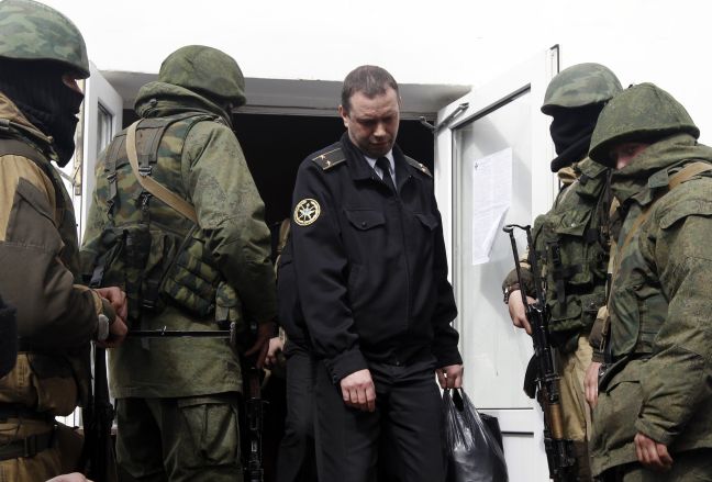 Εγκαταλείπουν την έδρα του Πολεμικού Ναυτικού ουκρανοί στρατιώτες