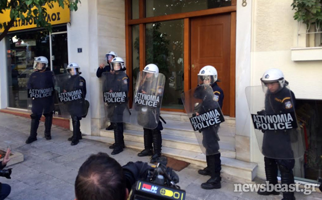 Έφτασαν δύο διμοιρίες στο υπό κατάληψη γραφείο του Κυριάκου Μητσοτάκη