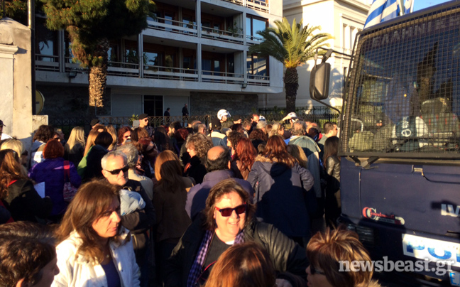 Μέλη της ΟΛΜΕ και σχολικοί φύλακες στο υπουργείο Διοικητικής Μεταρρύθμισης