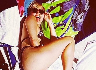 Η Miley Cyrus παίζει… μόνη της στην παραλία
