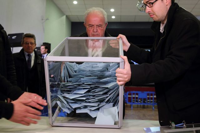 Η κεντροδεξιά προηγείται στις γαλλικές δημοτικές εκλογές