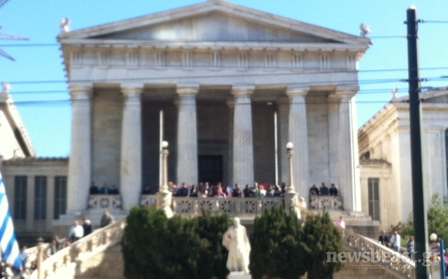 Ξεκίνησε η στρατιωτική παρέλαση στο κέντρο της Αθήνας