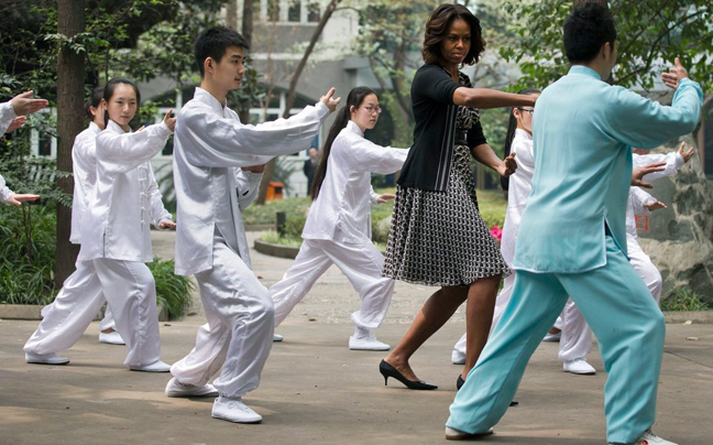 Η Μισέλ Ομπάμα δοκιμάζει τις δυνάμεις της στο Τάι Τσι