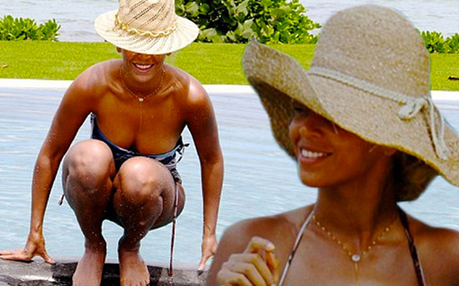 H Beyonce χαλαρώνει στην πισίνα