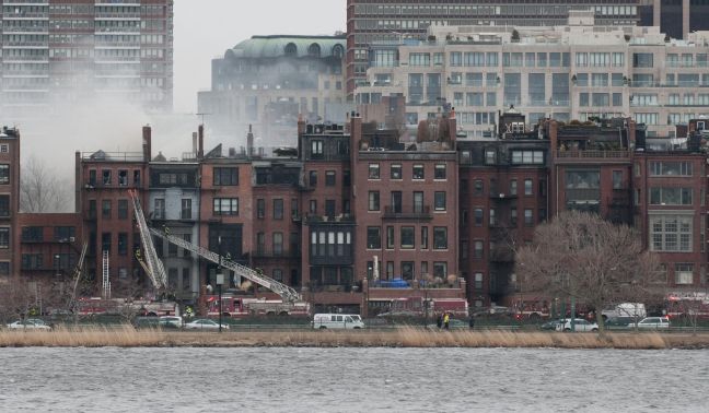 Δύο νεκροί πυροσβέστες σε πυρκαγιά στη Βοστόνη